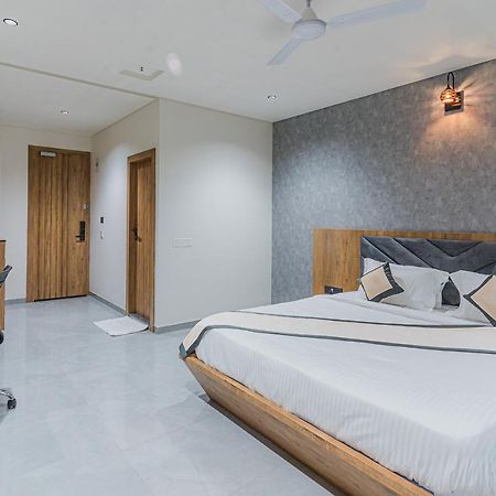 Hotel The Grand Heaven Gandhinagar Exteriör bild