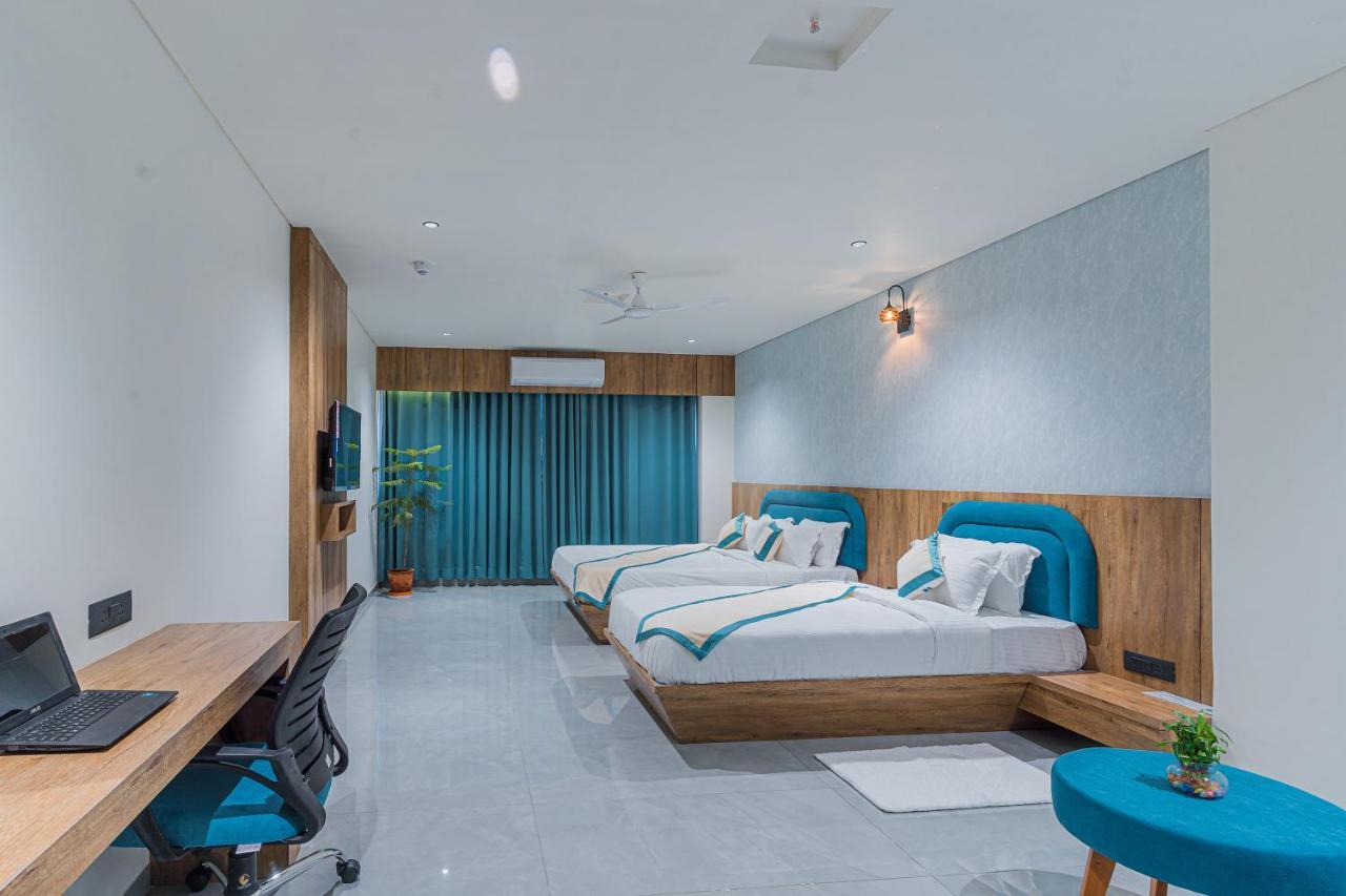 Hotel The Grand Heaven Gandhinagar Exteriör bild