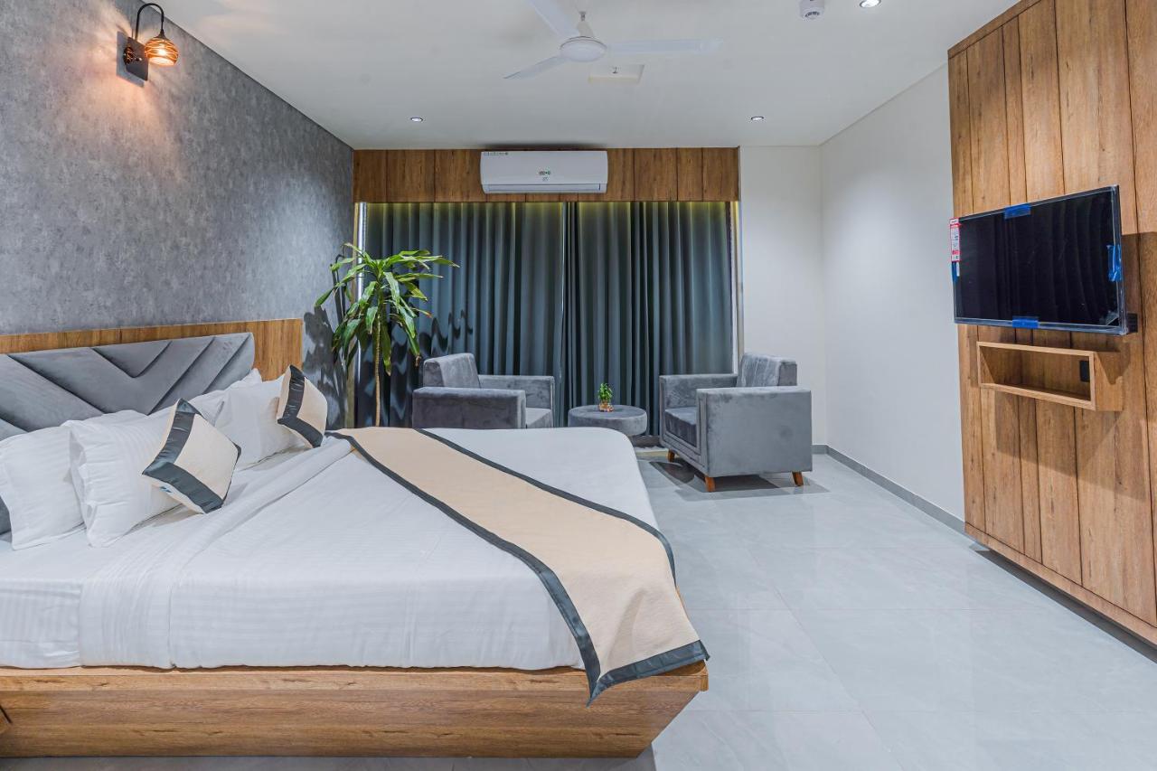 Hotel The Grand Heaven Gandhinagar Exteriör bild