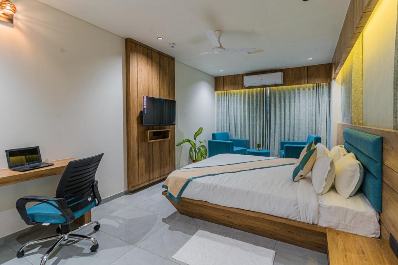 Hotel The Grand Heaven Gandhinagar Exteriör bild